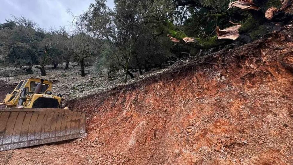 Οι μπουλντόζες συνεχίζουν τις καταστροφικές για το περιβάλλον εργασίες στα Ακαρνανικά όρη